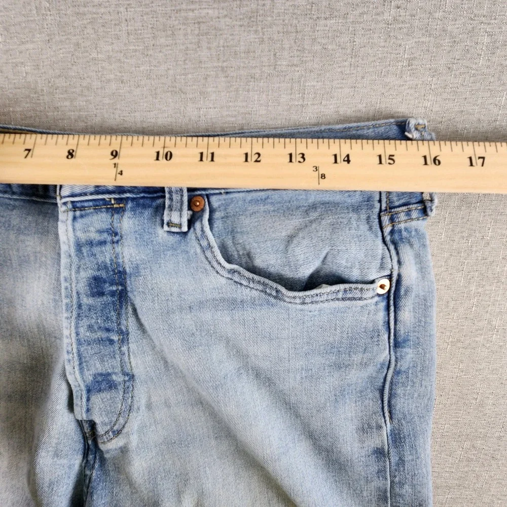 Levis 501 Original Fit Jeans Men 32x33 Light Wash Blue Denim Button Fly Straight